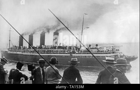 La Cunard ocean liner 'Mauretania' passa dalla Statua della Libertà. La foto è stata scattata dal White Star Line nave 'Omerici l'. Foto Stock