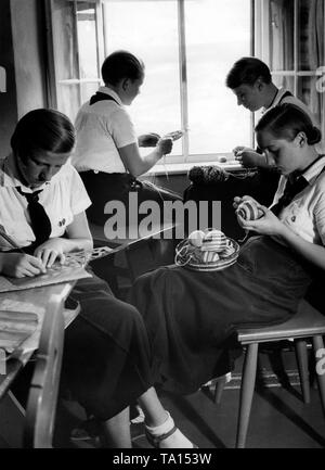 Le ragazze stanno imparando l'artigianato in BDM- Fuehrerinnenschule al castello di Neuenburg. Foto Stock