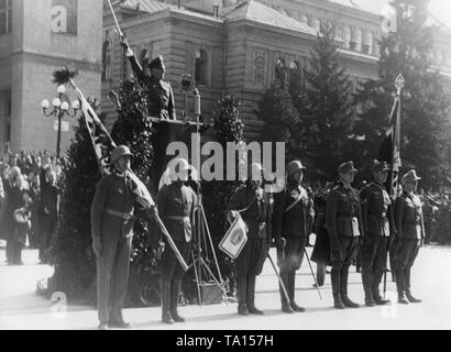 Dopo l'annessione dell'Austria per il Reich tedesco, le truppe austriache sono giurato di Adolf Hitler. Lieutenant-General Heinrich Doehla giura il Tiroler Jaegerregiement in Innsbruck davanti alla Hofburg. Proprio di fronte, Tedesco Gebirgsjaeger (truppe di montagna). Foto Stock