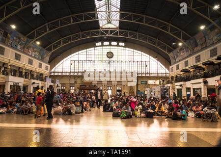 Hualampong stazione ferroviaria Bangkok Thailandia dicembre 2018,la gente arriva alla stazione ferroviaria in attesa per l arrivo in treno fino a tornare a casa sul nuovo anno 2019 Foto Stock