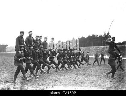 I soldati portano i loro compagni alle loro spalle e simulare una sfilata - divertirsi durante la manovra di imperiale nel 1913. Foto Stock