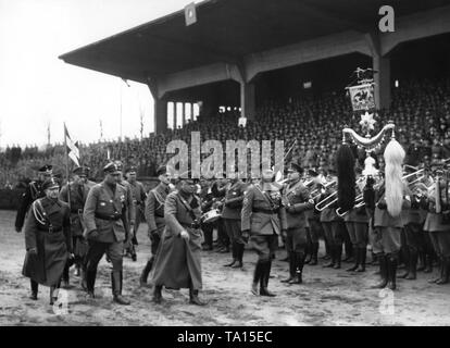 Rally del Stahlhelm in uno stadio. Sulla destra di uno standard e di una banda musicale. Foto Stock