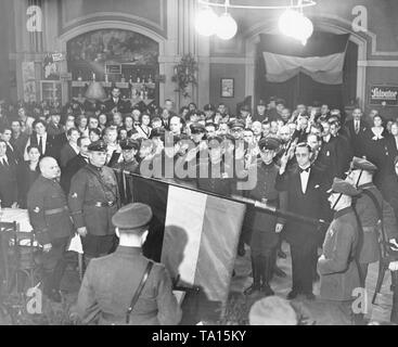 Al giuramento cerimonia il nuovo Stahlhelm membri giurare il loro giuramento non sulla bandiera della repubblica, ma sul nero-bianco-rosso della bandiera dell'impero. Foto Stock