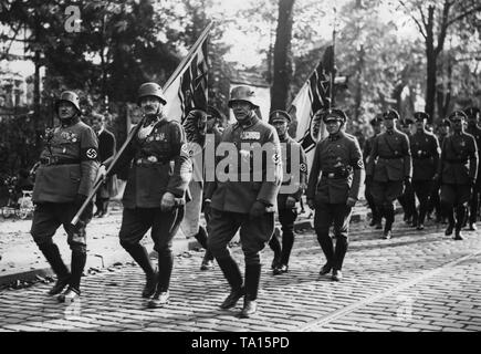 La filiale locale Lichterfelde Ost del Stahlhelm festeggia il suo decimo anniversario con un rally. Con la svastica fasce da braccio attorno ai loro bracci essi trasportano le imperial bandiera di guerra dell'ex impero tedesco. Foto Stock