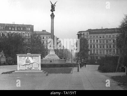 Vista del Belle-Alliance-Platz (oggi Mehringplatz) con l'Friedenssaeule a Berlino. Sullo sfondo la Friedrichstrasse. A sinistra la Friedrichstrasse facciata pubblicità di Persil, diritto di Commerz - und Privatbank. Nella parte anteriore del Friedenssaeule, parzialmente abbattuta manifesti appesi su una bacheca di Gau Berlino con il morale-boosting slogan: 'Quando pensiamo ai sacrifici dei nostri soldati, la loro dedizione e quindi ogni sacrificio della patria è assolutamente inutile e insignificante' e 'Ciò che la patria raggiunge deve qualche giorno di resistere alla prova della storia". Foto Stock