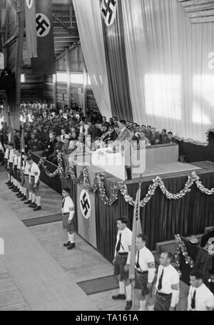 Adolf Hitler dà un discorso di fronte a 200.000 persone in Klagenfurt, capitale provinciale della Carinzia. L'Austria è stata annessa al Reich tedesco dal marzo 1938. Foto Stock