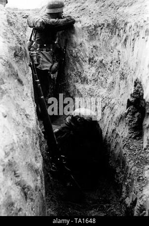 Due soldati tedeschi per prendersi una pausa durante una pausa nella lotta in una trincea in area di Oryol. Foto di Propaganda Company (PK): corrispondente di guerra Kraaywanger. Foto Stock