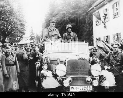 Adolf Hitler entrando in una città nel Sudetenland occupato. Di Hitler per il giro della Papamobile è ricevuto mediante il giubilo della popolazione. Essi sono saluto a lui con il saluto nazista. Con Hitler in auto, generale Walter von Reichenau. Sul lato sinistro della strada, Generale dei corpi corazzati Heinz Guderian. Foto Stock