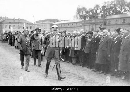 L'ultimo comandante della Jaeger, Karl von Plettenberg, ispeziona il suo schierate reggimenti. Una riunione del Gardeschuetzen è stata organizzata anche a Potsdam in occasione della Deutsche Jaegertag. Foto Stock