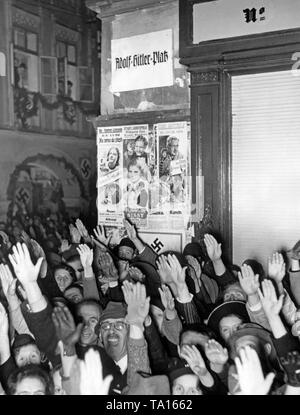 Udienza in un discorso tenuto da Konrad Henlein presso l'ex Adolf-Hitler-Platz il 9 ottobre 1938, in Reichenberg (oggi Liberec). Dietro il cartello stradale. Foto Stock