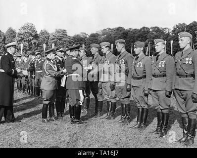 Foto del maresciallo di campo generale Hermann Goering, mentre egli intende aggiudicare gli spagnoli Golden Cross e lo spagnolo della croce dorata con brillants al pilota di ufficiali della Legione Condor, che hanno restituito dalla Spagna, durante una parata di vittoria in Hamburg Moorweide al Dammtor. Gli ufficiali sono già indossando gli spagnoli medaglia militare (sinistra) e la medaglia per la campagna (Medalla de la campana) (sulla destra). Foto Stock