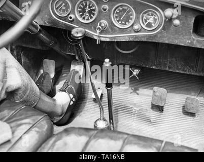 Piedi di una scuola guida auto con pedali aggiuntivi per l'istruttore di guida. Foto Stock