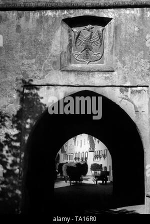 Vista del "Berger Tor', parte delle conserve di parete della città di Noerdlingen. Foto non datata. Foto Stock