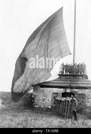 Dopo l'evacuazione degli alleati della Renania, la bandiera tedesca è stata nuovamente sollevata in precedenza nei territori occupati, come si vede qui sulla fortezza Ehrenbreitstein vicino a Coblenza. Foto Stock