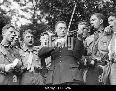 Membri del VDA-Jugend (Verein fuer das Deutschtum im Ausland (Associazione per Germanness all'estero) Riprodurre musica durante una riunione. Foto Stock