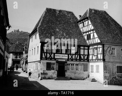 La casa della comunità e la guest house Zum Engel, un legno edificio rinascimentale con semi-padiglione a Weinstrasse 256 in Neustadt-Hambach. Il Hambach Castle in background è considerata il simbolo della democrazia tedesca il movimento a causa della Hambach Festival del 1832. Foto Stock