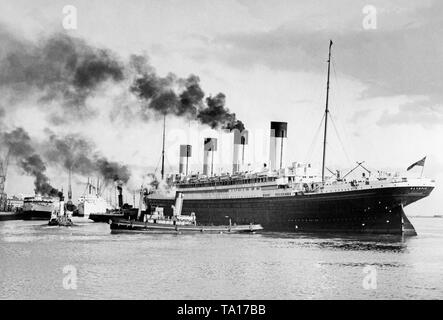 L'RMS "Olympic' della White Star Line lascia il porto di Southampton per l'ultima volta. La nave gemella di 'Titanic' e il 'Brittanic' è stato scartato in Scozia nel 1935. Foto Stock