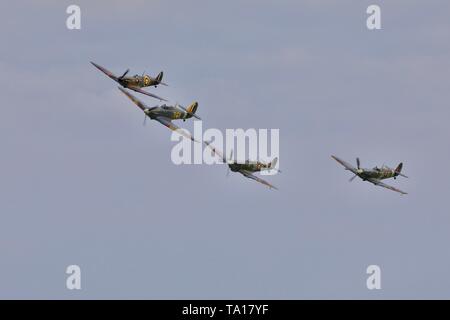 Mare Hawker Hurricane "Z7015" volare in formazione con 3 Supermarine Spitfires N3200, MH434 e AR501 presso la sera a airshow Shuttleworth Foto Stock