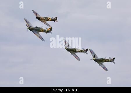 Mare Hawker Hurricane "Z7015" volare in formazione con 3 Supermarine Spitfires N3200, MH434 e AR501 presso la sera a airshow Shuttleworth Foto Stock