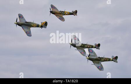 Mare Hawker Hurricane "Z7015" volare in formazione con 3 Supermarine Spitfires N3200, MH434 e AR501 presso la sera a airshow Shuttleworth Foto Stock