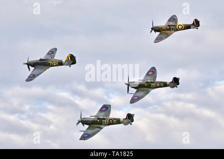 Mare Hawker Hurricane "Z7015" volare in formazione con 3 Supermarine Spitfires N3200, MH434 e AR501 presso la sera a airshow Shuttleworth Foto Stock