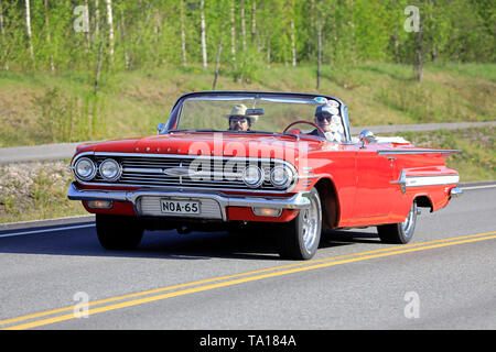 Salo, Finlandia. Maggio 18, 2019. Classico degli anni sessanta red Chevrolet Impala Convertible sulla strada sul salone di crociera Maisema 2019. Foto Stock