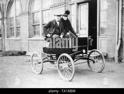 L'inventore Thomas Edison e la moglie in un baker utilitaria, costruito nel 1901. Foto Stock