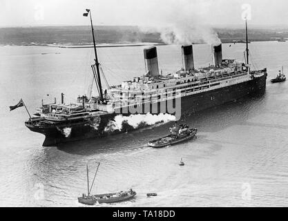 Il 'Majestic' della compagnia di navigazione White Star Line entra nel porto di Southampton dopo la sua ultima traversata atlantica. Foto Stock