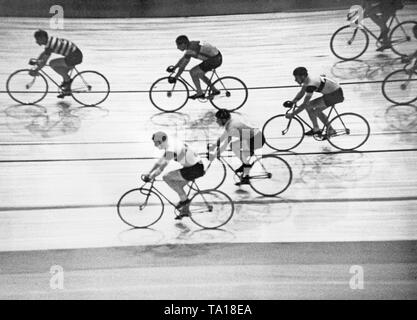 Il via della gara Six-Day a Berlino nel mese di ottobre 1936. Foto Stock