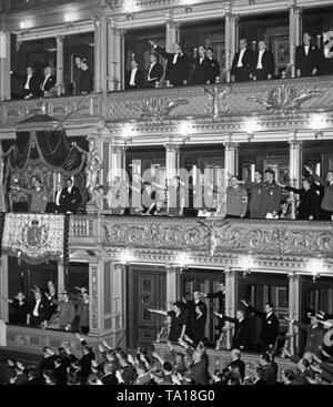 Lodge presidenziale del Teatro Nazionale di Praga. Joseph Goebbels è la visione di una performance insieme con il Presidente ceco Emil Hacha. Prima che le prestazioni e il pubblico dà il saluto di Hitler. La prima Repubblica Slovacca è stata fondata su Hitler del comando nel marzo 1939, e in Boemia e Moravia erano occupati dalla Wehrmacht. Foto Stock