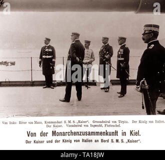 L'imperatore Guglielmo II e Re Viktor Emanuel III di Italia a bordo della corazzata "M S. Kaiser' (Kaiser classe, messi in servizio 1911) nel porto di Kiel.Da sinistra a destra: comandante della ' S.M.S. Kaiser' capitano al mare Ernst Ritter von Mann Edler von Tiechler, Grand Ammiraglio Alfred von Tirpitz, re d'Italia (in ussaro uniforme), Wilhelm II (in grand ammiraglio uniforme), vice ammiraglio Gustav di Ingenohl.Nella parte anteriore a destra un funzionario italiano. Foto Stock