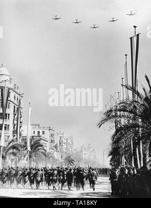 Foto di una parata di vittoria della nazionale spagnola di unità sul Passeig de Colon dopo la conquista (gennaio 1939) di Barcellona dal generale Francisco Franco in febbraio, 1939. In primo piano, marching le unità di fanteria. Nel cielo, formazione di volo il tedesco della Legione Condor. Foto Stock