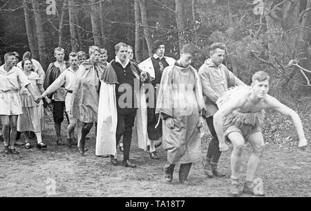 Gli studenti di un campo di lavoro per trascorrere la serata insieme, essi intrattenersi con spettacoli teatrali in una foresta. Foto Stock