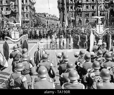 Foto della parata degli eventi su Karl Muck Platz (oggi Johannes Brahms Platz) in Neustadt (Amburgo), in occasione del ritorno della Legione Condor dalla Spagna il 30 maggio 1939. Nella parte anteriore, una banda musicale della Wehrmacht è in riproduzione. Nel frattempo legionari sono in passerella. Sullo sfondo il VIP stand. Foto Stock