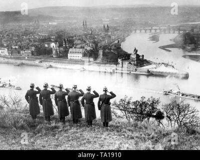 Dopo l'evacuazione degli alleati della Renania, il tedesco Schutzpolizisten (poliziotti) restituito anche per le loro città. Qui, sei poliziotti di festeggiare la liberazione degli Alleati, militarmente saluto e salutando l'angolo tedesco vicino a Koblenz dalla fortezza Ehrenbreitstein. Foto Stock