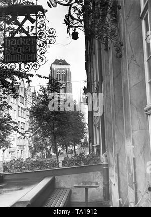 Questa ripresa del fotografo Schwahn mostra la vista dalla Joppengasse sulla torre della chiesa di St. Mary. Foto Stock