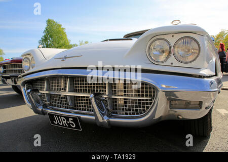 Salo, Finlandia. Maggio 18, 2019. Dettaglio del classico bianco Ford Thunderbird Hardtop classic car, seconda generazione, sul salone di crociera Maisema 2019. Foto Stock