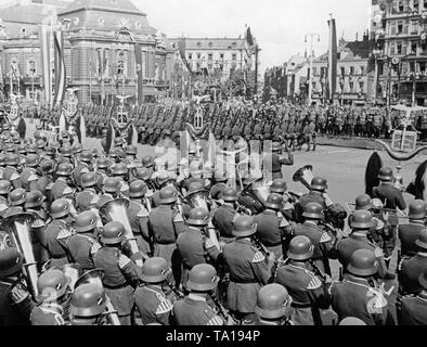 Foto della parata degli eventi su Karl Muck Platz (oggi Johannes Brahms Platz) in Neustadt (Amburgo), in occasione del ritorno della Legione Condor dalla Spagna il 30 maggio 1939. Di fronte è la riproduzione di una banda musicale della Wehrmacht. Nel frattempo legionari sono in passerella. Sullo sfondo, la Laeiszhalle (ex Musikhalle di Amburgo). Foto Stock