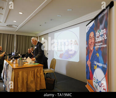 Napoli, Italia. 21 Maggio, 2019. 21/05/2019 NAPOLI, Emma Bonino lista PiÂ Europa presenta i candidati per le prossime europee 2019 presso l'hotel Terminus Credito: Fabio Sasso/ZUMA filo/Alamy Live News Foto Stock