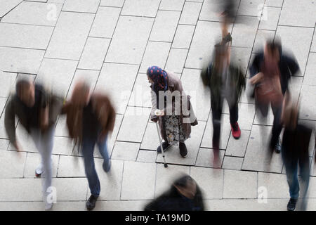 Amburgo, Germania. 21 Maggio, 2019. Una vecchia donna si erge davanti all ingresso della Europapassage e implora. (A LUNGO Velocità otturatore tiro) Credito: Christian Charisius/dpa/Alamy Live News Foto Stock
