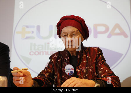 Napoli, Italia. 21 Maggio, 2019. 21/05/2019 NAPOLI, Emma Bonino lista PiÂ Europa presenta i candidati per le prossime europee 2019 presso l'hotel Terminus Credito: Fabio Sasso/ZUMA filo/Alamy Live News Foto Stock