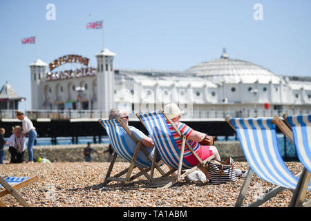 Brighton Regno Unito 21 maggio 2019 - Visitatori godetevi le calde giornate di sole sulla spiaggia di Brighton oggi con esso meteo ottenere calda nel giro di un paio di giorni in tutta la Gran Bretagna . Credito : Simon Dack / Alamy Live News Foto Stock