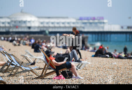 Brighton Regno Unito 21 maggio 2019 - Visitatori godetevi le calde giornate di sole sulla spiaggia di Brighton oggi con esso meteo ottenere calda nel giro di un paio di giorni in tutta la Gran Bretagna . Credito : Simon Dack / Alamy Live News Foto Stock