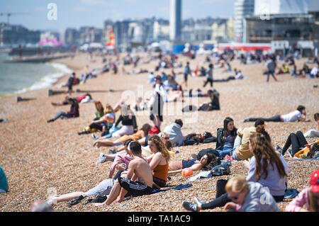 Brighton Regno Unito 21 maggio 2019 - Visitatori godetevi le calde giornate di sole sulla spiaggia di Brighton oggi con esso meteo ottenere calda nel giro di un paio di giorni in tutta la Gran Bretagna . Credito : Simon Dack / Alamy Live News Foto Stock