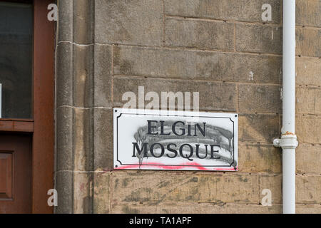 La moschea di Elgin, South Street, Elgin, murene, UK. 21 Maggio, 2019. Regno Unito. Questa mostra Moray consiglio di pulizia i graffiti dalla parte anteriore della moschea. Il crimine è stato commesso circa 2300hrs lunedì 20 maggio 2019. Fotografato dal credito: JASPERIMAGE/Alamy Live News Foto Stock