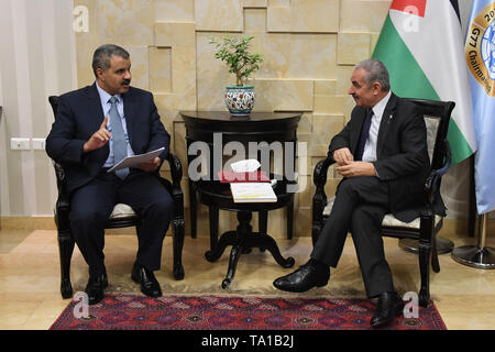 21 maggio 2019 - Ramallah, West Bank, Territorio palestinese - il Primo Ministro palestinese Mohammad Ishtayeh riceve la relazione annuale della finanza e del controllo amministrativo Ufficio di presidenza per il 2018 in Cisgiordania città di Ramallah, 21 maggio 2019 (credito Immagine: © il primo ministro ufficio/APA immagini via ZUMA filo) Foto Stock