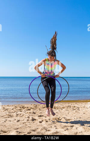 Enfield, Bournemouth Dorset, Regno Unito. 21 maggio 2019. Regno Unito: meteo bella calda mattina di sole come Lottie Lucid esegue il suo hula routine di cerchiatura sulla spiaggia di Enfield, godersi il caldo clima soleggiato. Credito: Carolyn Jenkins/Alamy Live News Foto Stock