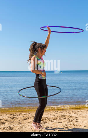 Enfield, Bournemouth Dorset, Regno Unito. 21 maggio 2019. Regno Unito: meteo bella calda mattina di sole come Lottie Lucid esegue il suo hula routine di cerchiatura sulla spiaggia di Enfield, godersi il caldo clima soleggiato. Credito: Carolyn Jenkins/Alamy Live News Foto Stock