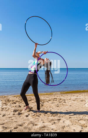 Enfield, Bournemouth Dorset, Regno Unito. 21 maggio 2019. Regno Unito: meteo bella calda mattina di sole come Lottie Lucid esegue il suo hula routine di cerchiatura sulla spiaggia di Enfield, godersi il caldo clima soleggiato. Credito: Carolyn Jenkins/Alamy Live News Foto Stock