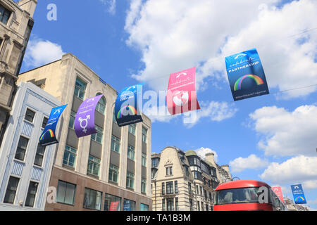 Londra, Regno Unito. 21 Maggio, 2019. Bandiere comunità celebrante, creatività, diversità di inclusività, rompendo le barriere e opportunità appendere lungo il filamento di Londra come parte di Northbank celebrazione estiva Credito: amer ghazzal/Alamy Live News Foto Stock